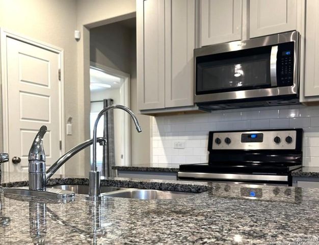 7879 ABBEY PL, San Antonio, TX 78218