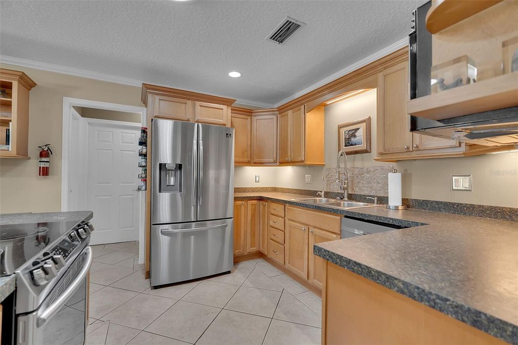 Image 14 of property listing at 5210 36TH AVENUE CIRCLE W, Bradenton, FL 34209