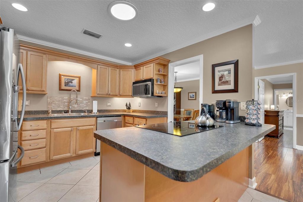 Image 16 of property listing at 5210 36TH AVENUE CIRCLE W, Bradenton, FL 34209