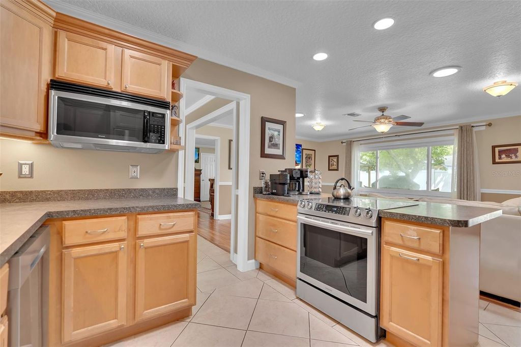 Image 18 of property listing at 5210 36TH AVENUE CIRCLE W, Bradenton, FL 34209