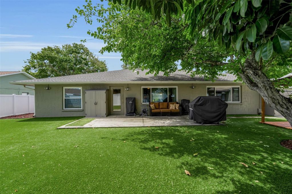 Image 5 of property listing at 5210 36TH AVENUE CIRCLE W, Bradenton, FL 34209
