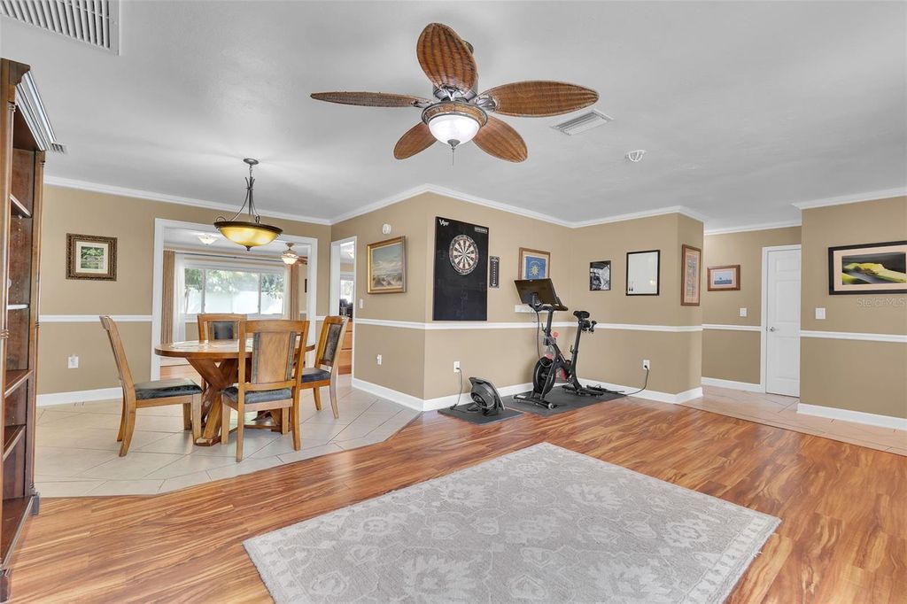 Image 9 of property listing at 5210 36TH AVENUE CIRCLE W, Bradenton, FL 34209