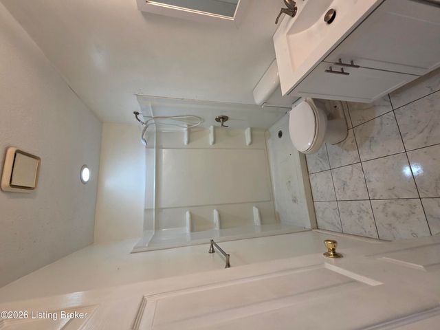 5921 Trappers Ridge Cir, Louisville, KY 40216