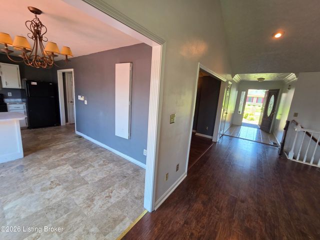 5921 Trappers Ridge Cir, Louisville, KY 40216