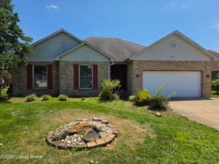 5921 Trappers Ridge Cir, Louisville, KY 40216