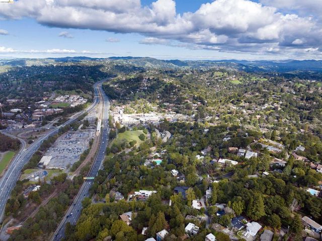 20 Lucille Way, Orinda, CA 94563