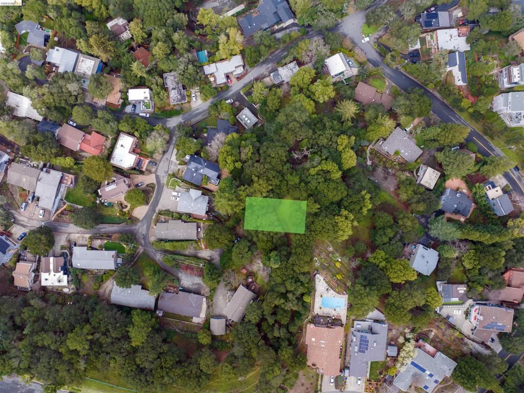 Image 12 of property listing at 20 Lucille Way, Orinda, CA 94563