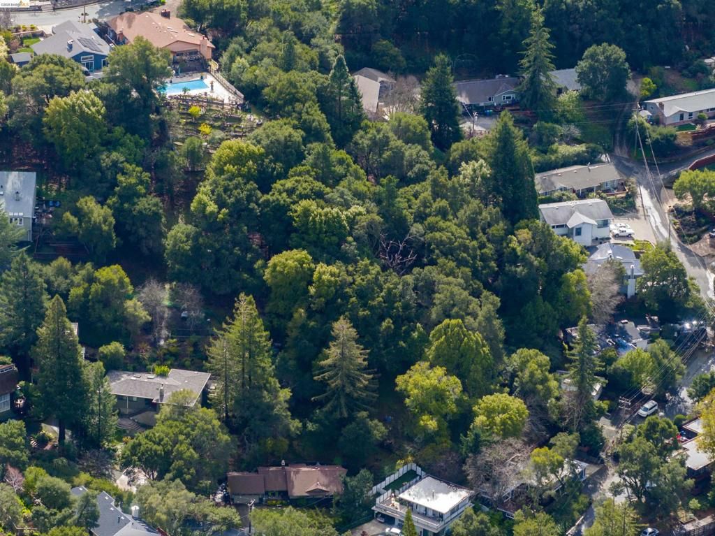 Image 13 of property listing at 20 Lucille Way, Orinda, CA 94563