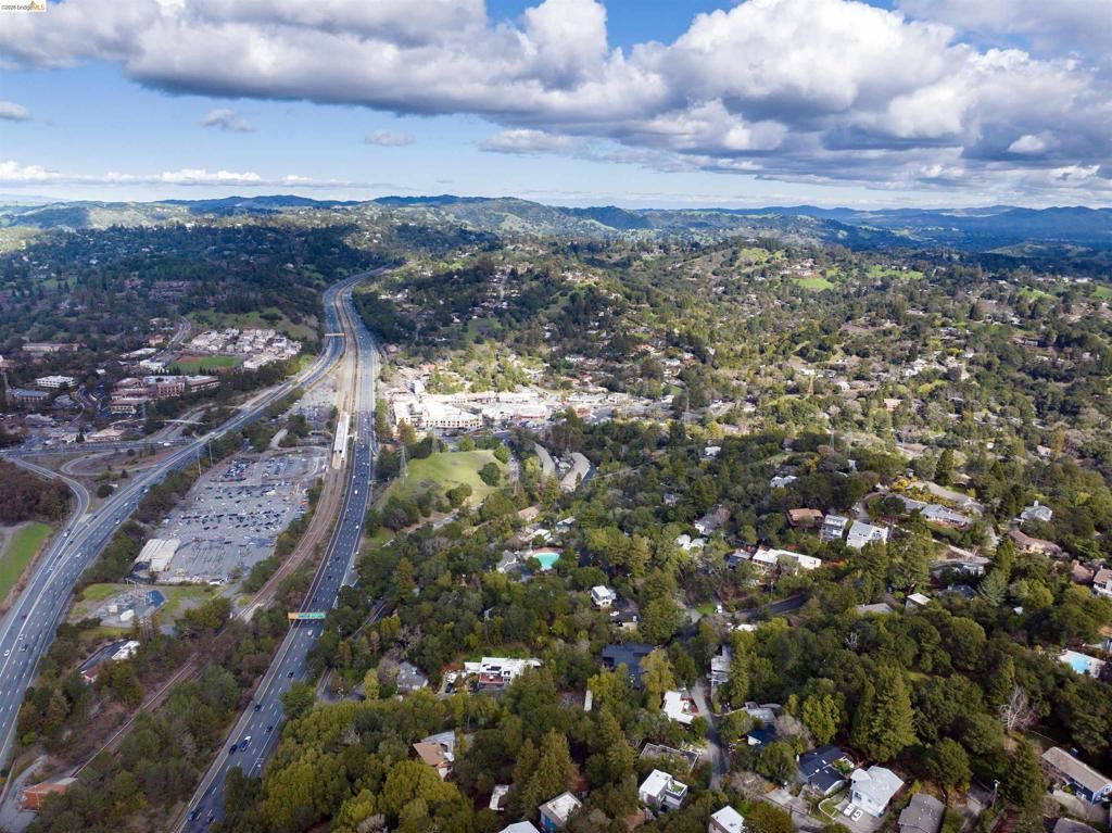 Image 14 of property listing at 20 Lucille Way, Orinda, CA 94563