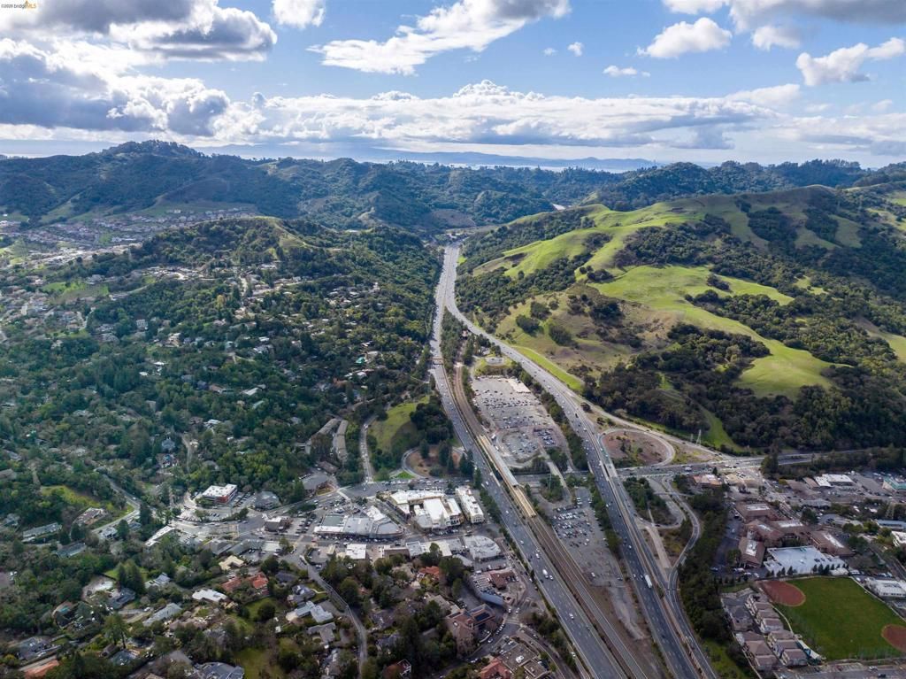 Image 16 of property listing at 20 Lucille Way, Orinda, CA 94563