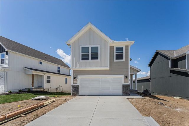 8721 SW Brickell Drive, Blue Springs, MO 64064