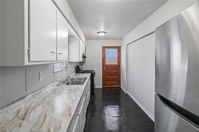 200 Moye Pl, Mt Oliver, PA 15210