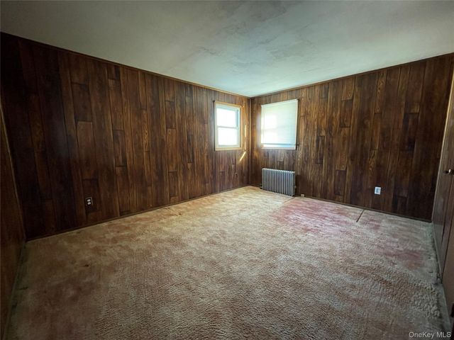 20 Wyona Avenue, Lindenhurst, NY 11757