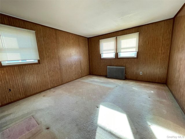 20 Wyona Avenue, Lindenhurst, NY 11757