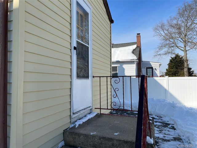 20 Wyona Avenue, Lindenhurst, NY 11757