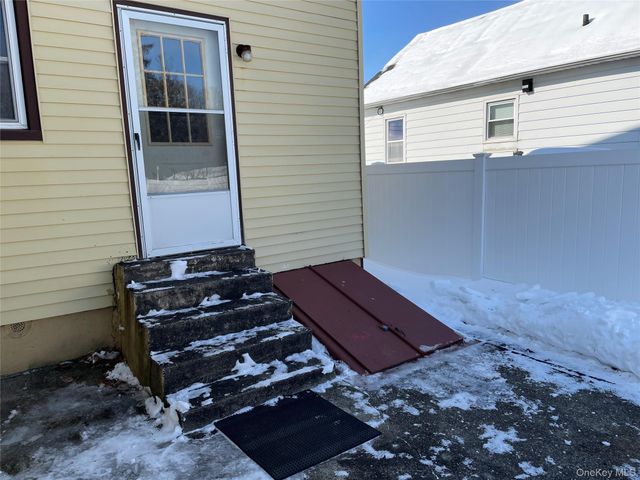 20 Wyona Avenue, Lindenhurst, NY 11757