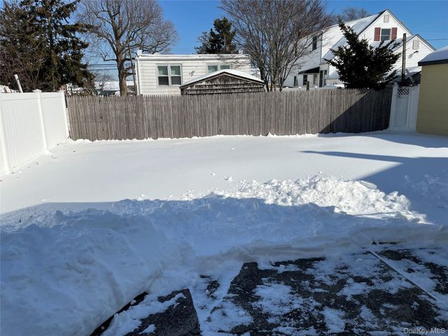 20 Wyona Avenue, Lindenhurst, NY 11757