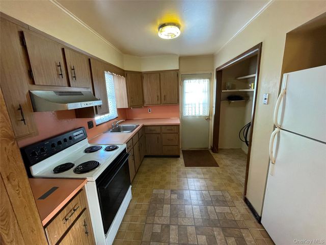 20 Wyona Avenue, Lindenhurst, NY 11757