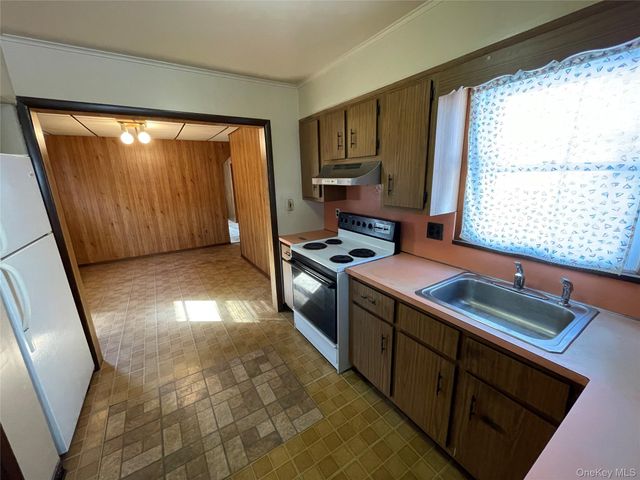 20 Wyona Avenue, Lindenhurst, NY 11757