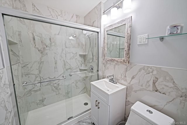 8615 77th Avenue, Glendale, NY 11385