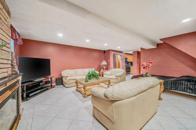 8615 77th Avenue, Glendale, NY 11385