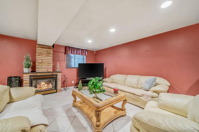 8615 77th Avenue, Glendale, NY 11385