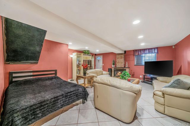 8615 77th Avenue, Glendale, NY 11385