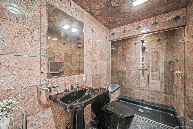 8615 77th Avenue, Glendale, NY 11385