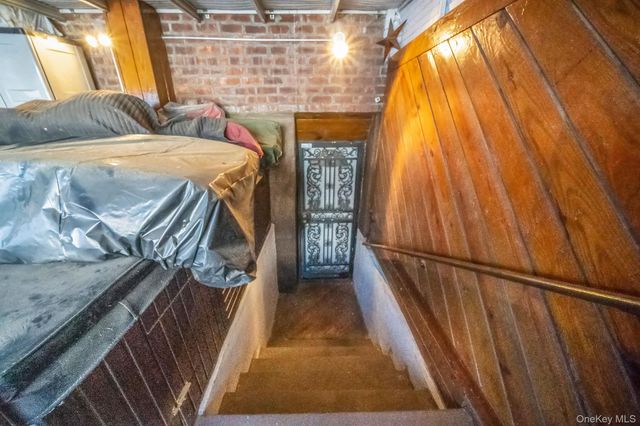 8615 77th Avenue, Glendale, NY 11385