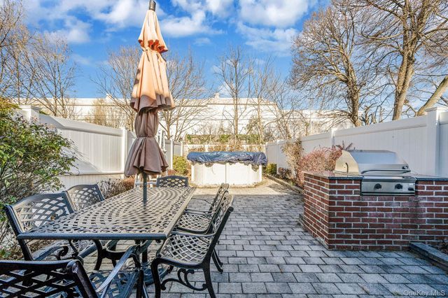 8615 77th Avenue, Glendale, NY 11385