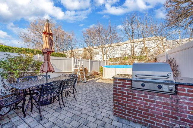 8615 77th Avenue, Glendale, NY 11385