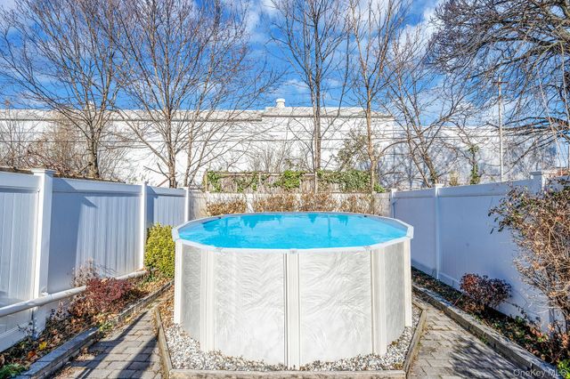 8615 77th Avenue, Glendale, NY 11385