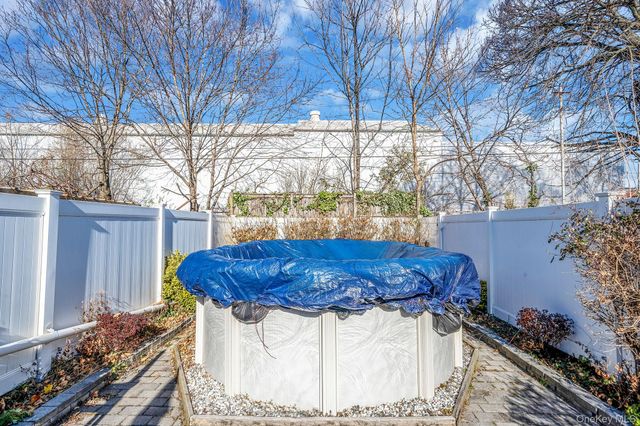 8615 77th Avenue, Glendale, NY 11385