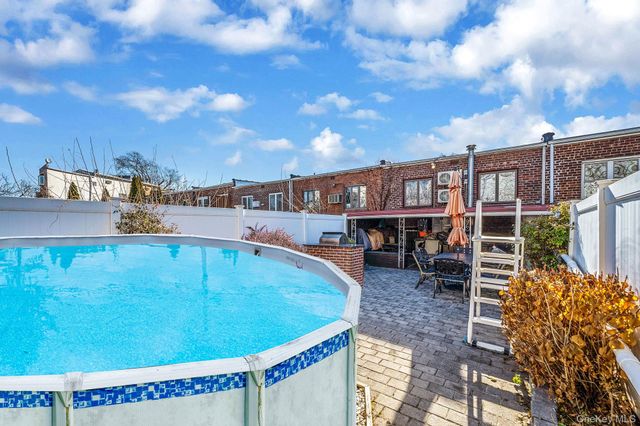 8615 77th Avenue, Glendale, NY 11385