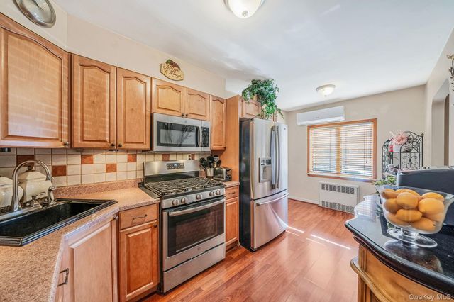 8615 77th Avenue, Glendale, NY 11385