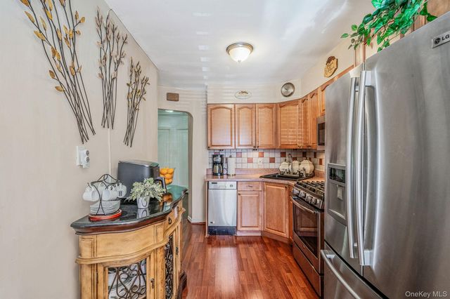 8615 77th Avenue, Glendale, NY 11385