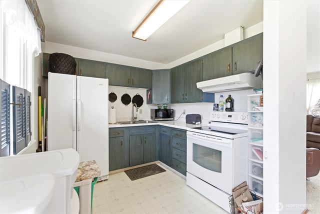 1817 S 262nd Place, Des Moines, WA 98198