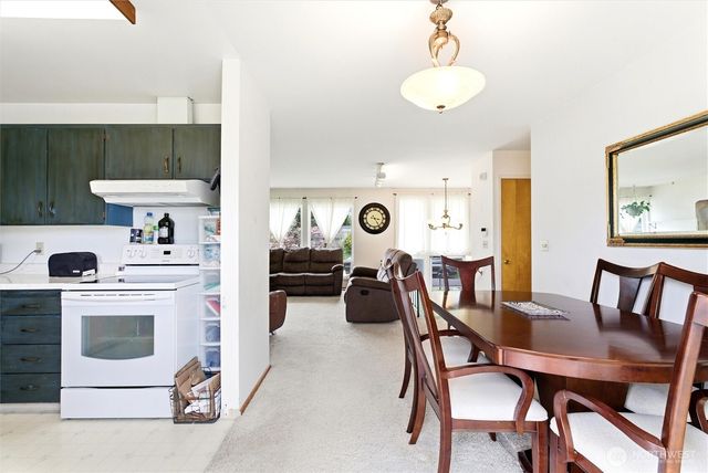 1817 S 262nd Place, Des Moines, WA 98198