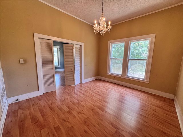 106 W Prairie Avenue, Eagle Lake, TX 77434