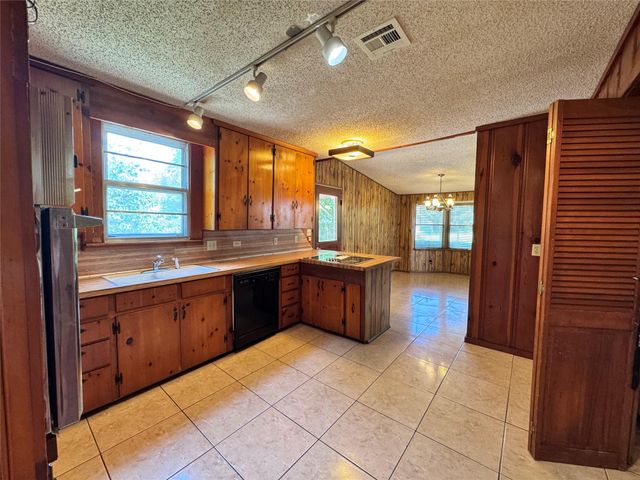 106 W Prairie Avenue, Eagle Lake, TX 77434