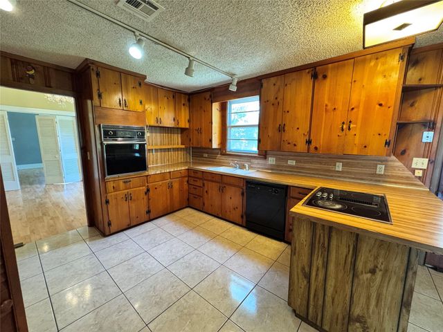 106 W Prairie Avenue, Eagle Lake, TX 77434