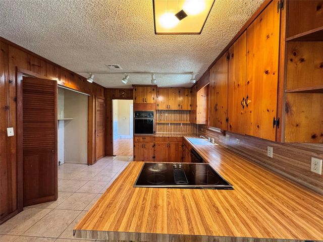 106 W Prairie Avenue, Eagle Lake, TX 77434