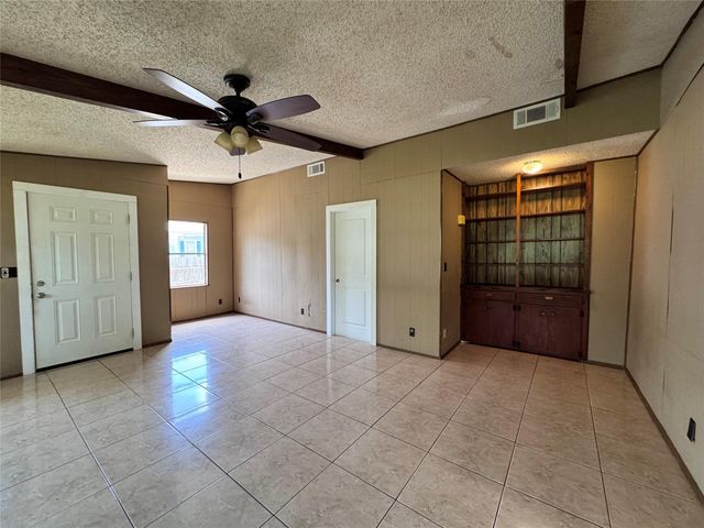 106 W Prairie Avenue, Eagle Lake, TX 77434