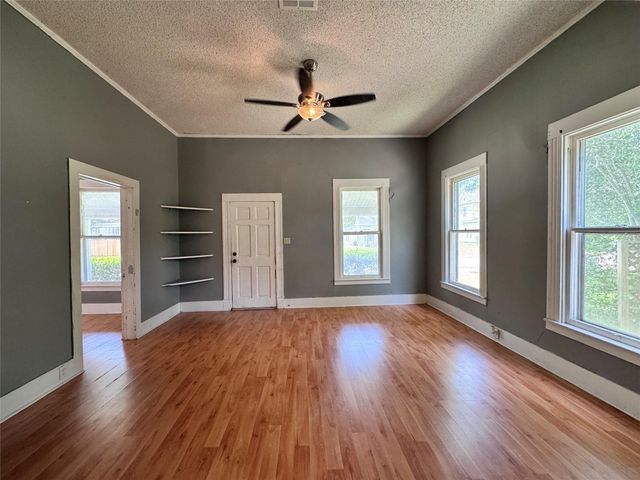 106 W Prairie Avenue, Eagle Lake, TX 77434