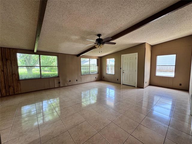 106 W Prairie Avenue, Eagle Lake, TX 77434