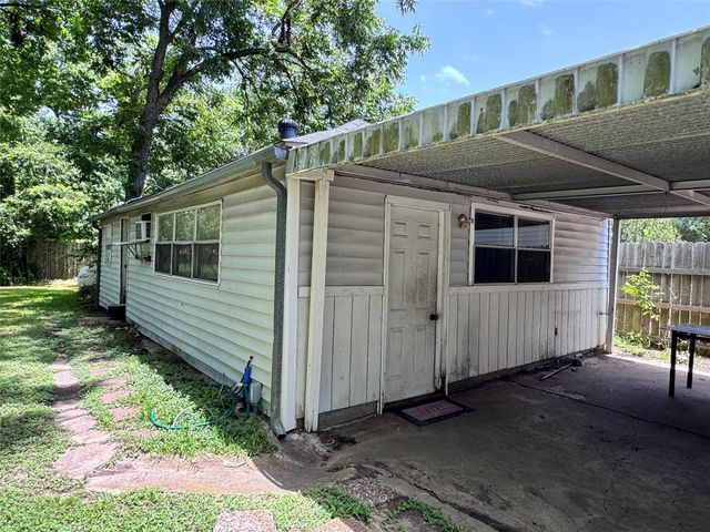 106 W Prairie Avenue, Eagle Lake, TX 77434
