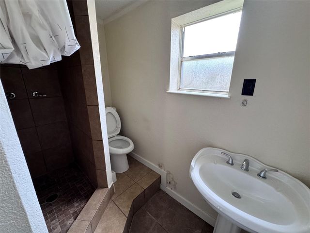 106 W Prairie Avenue, Eagle Lake, TX 77434