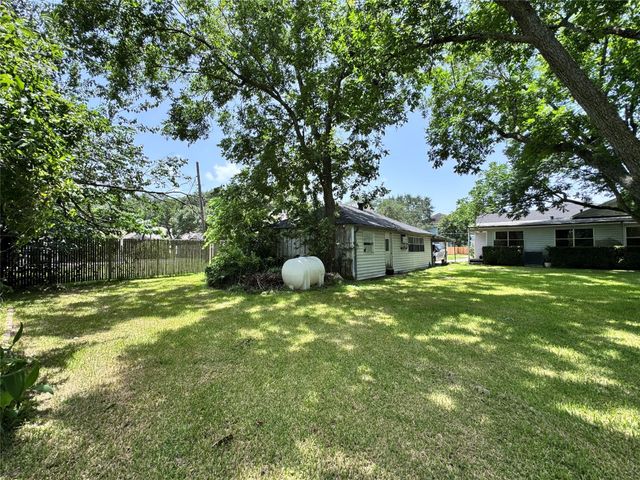 106 W Prairie Avenue, Eagle Lake, TX 77434