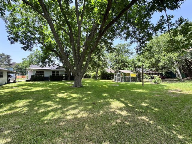 106 W Prairie Avenue, Eagle Lake, TX 77434