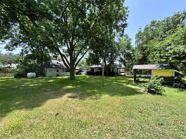 106 W Prairie Avenue, Eagle Lake, TX 77434